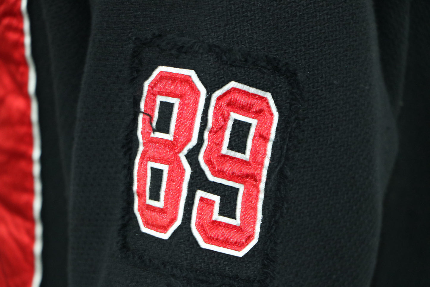 T-shirt Noir Oversize Destroy avec Patchs “89” – Style Streetwear