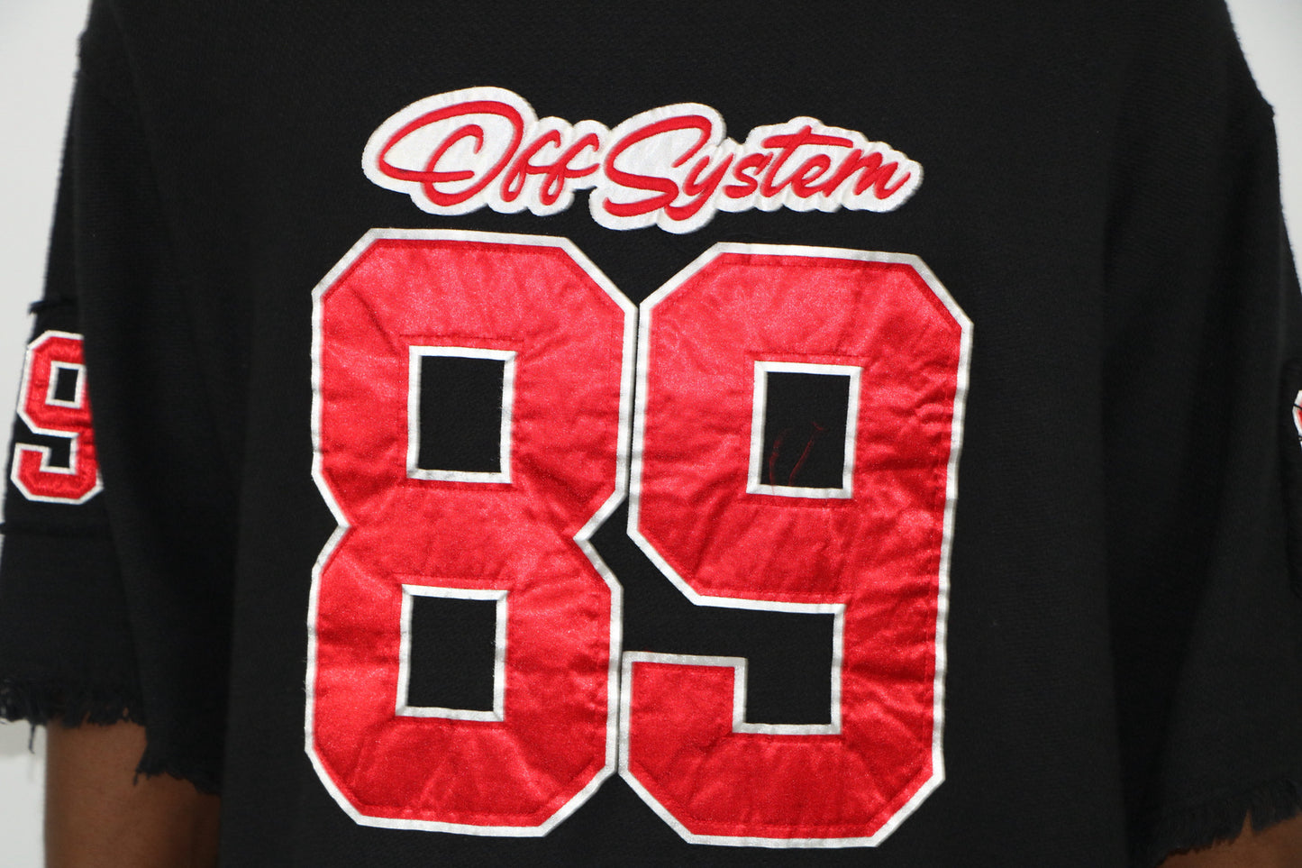 T-shirt Noir Oversize Destroy avec Patchs “89” – Style Streetwear